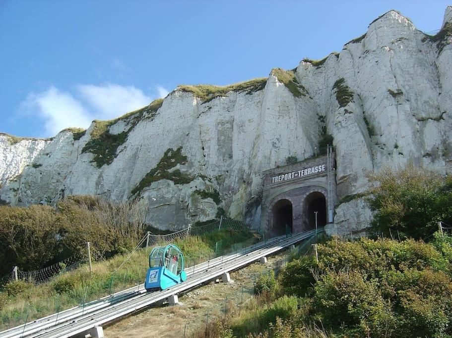 Idealement Situe "Le Studio" Les Locations Isahora Sont Aussi A 2 Pas Du Chateau D'Eu, Des Falaises Du Treport, De Mers Les Bains Et Aux Portes De La Baie De Somme Eu (센마리팀) 외부 사진