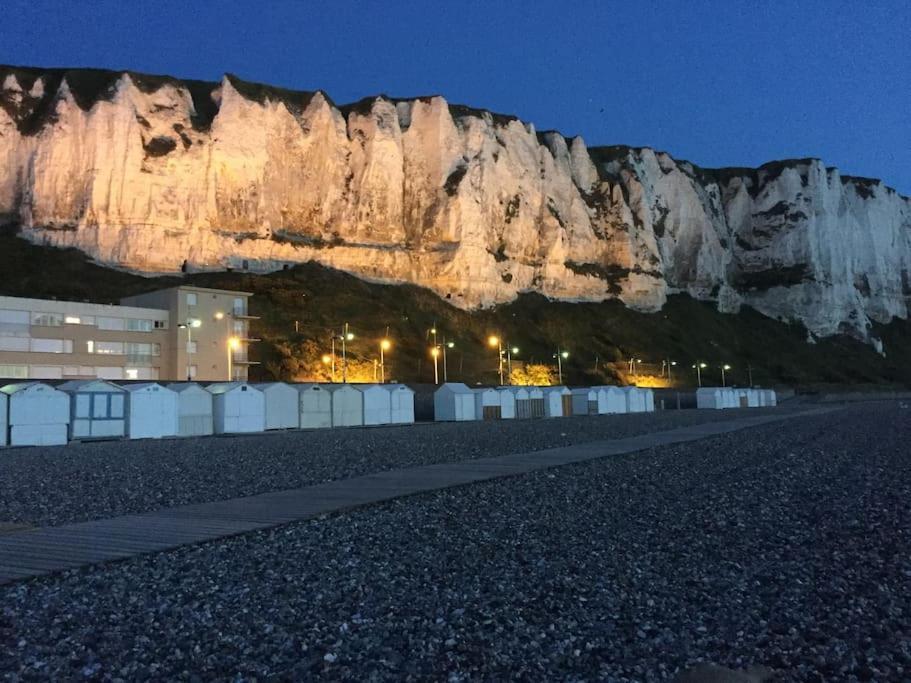 Idealement Situe "Le Studio" Les Locations Isahora Sont Aussi A 2 Pas Du Chateau D'Eu, Des Falaises Du Treport, De Mers Les Bains Et Aux Portes De La Baie De Somme Eu (센마리팀) 외부 사진